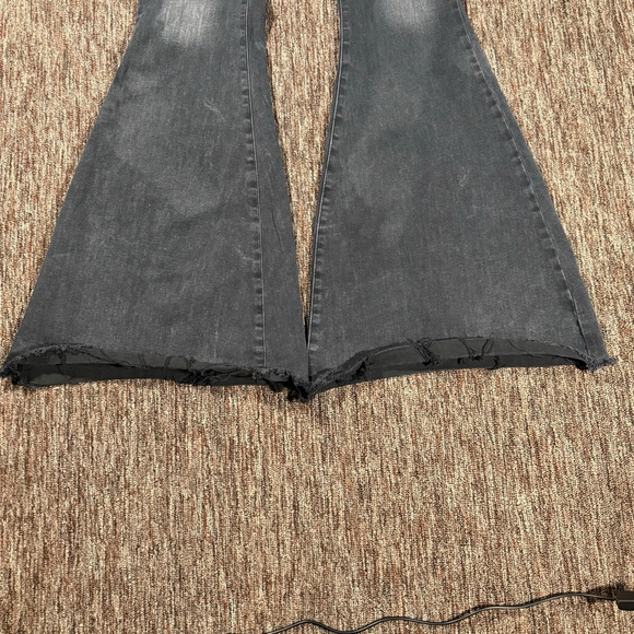 Judy Blue Super Flare Jeans Black Wash Distressed Hem Bell Bottom 15/32 - Picture 3 of 9